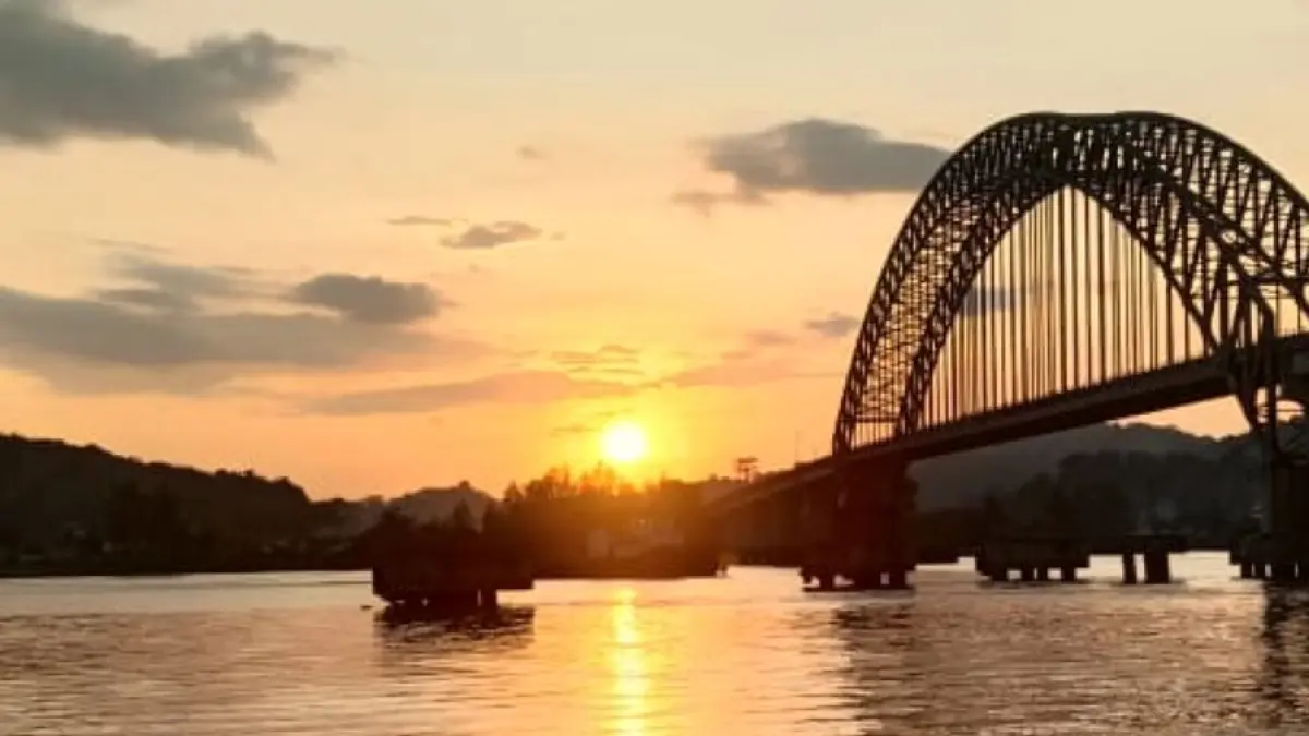 Jembatan Mahulu diabadikan saat senja. Fender jembatan saat masih lengkap, meskipun pipa besi penghubungnya sudah hilang dicuri.