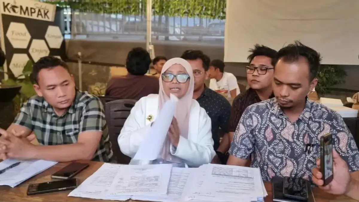Tim Kuasa Hukum Penggugat saat melakukan pressrillis di halaman Kantor PWI Kaltim.