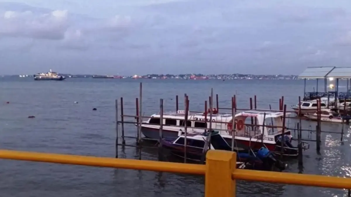 Sejumlah speed boat sedang bersandar di pinggir Teluk Balikpapan, Kaltim. 