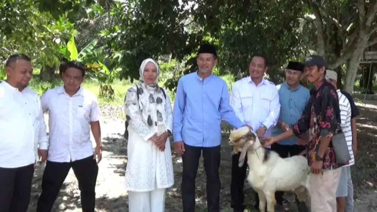 Bupati Sukamara Masduki saat menyerahkan bantuan kambing etawa, kepada kelompok ternak di Desa Kartamulia.(Fauzi/radarsampit)