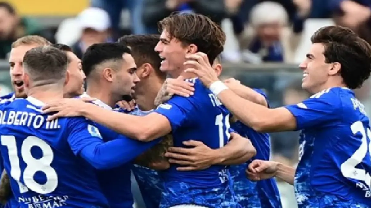 Pemain Como rayakan gol. Como berpeluang masuk zona Liga Champions Eropa.