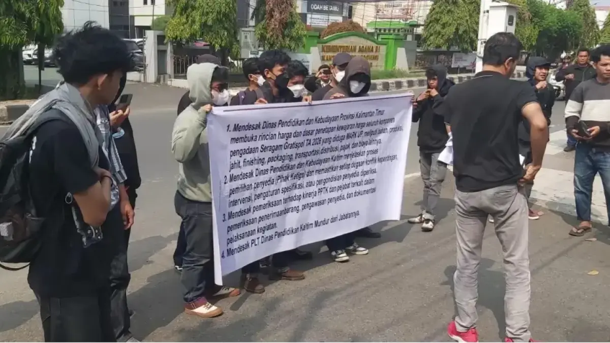 Jamper Kaltim kembali menggelar aksi di Disdikbud Kaltim meminta keterbukaan atas pengadaan seragam Gratispol.