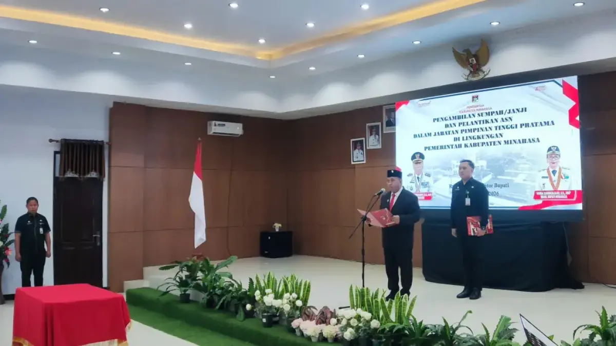 LANTIK: Bupati Robby Dondokambey saat lantik pejabat di Kabupaten Minahasa, Kamis (23/7/2026).