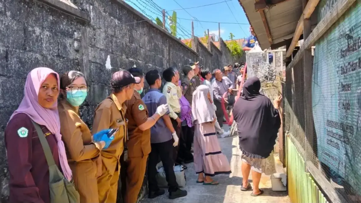Petugas gabungan mengevakuasi ibu dan anak yang diduga alami gangguan jiwa setelah membakar rumah dan memicu kepanikan warga di Graha Indah, Balikpapan Utara, Selasa (14/7/2026). (ist)