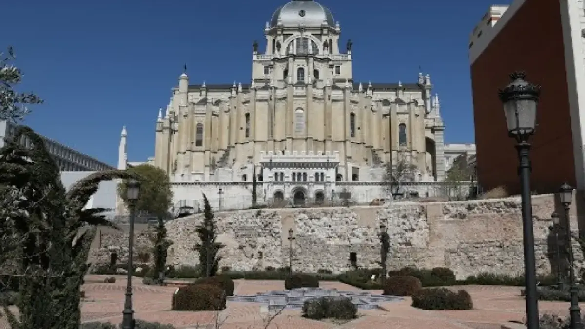 Sisa-sisa tembok benteng Arab abad ke-9 (Muralla Árabe) di dekat Istana Kerajaan (Palacio Real) di Madrid.