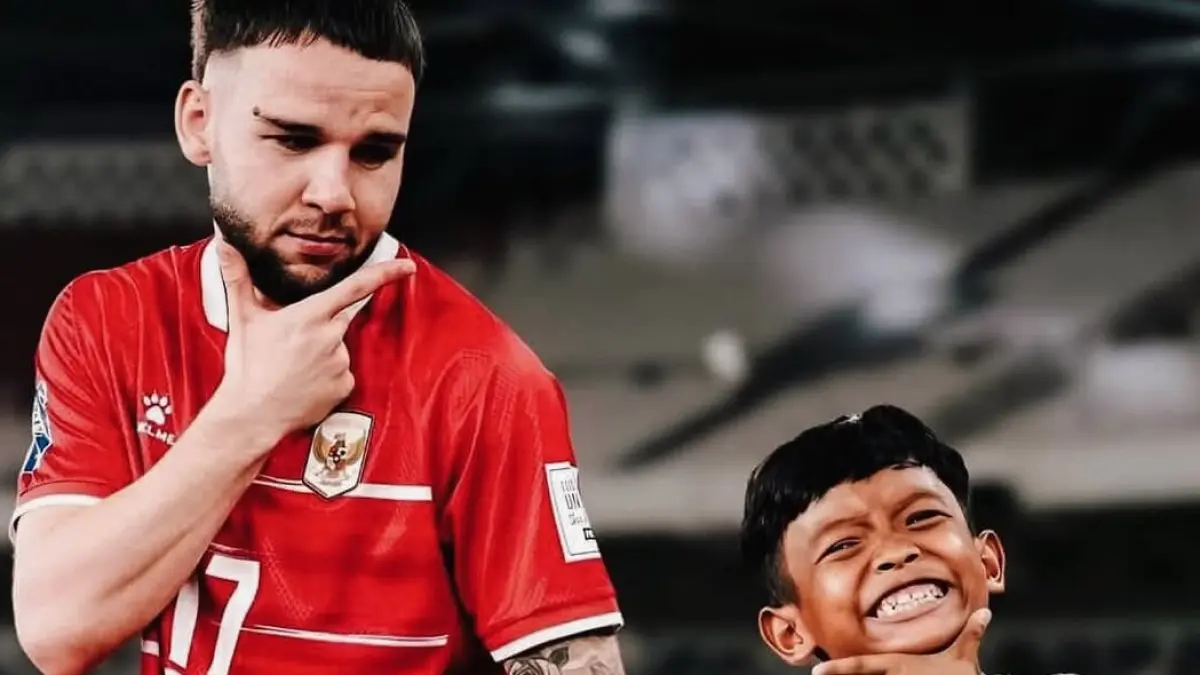 Calvin Verdonk bercanda dengan anak gawang.