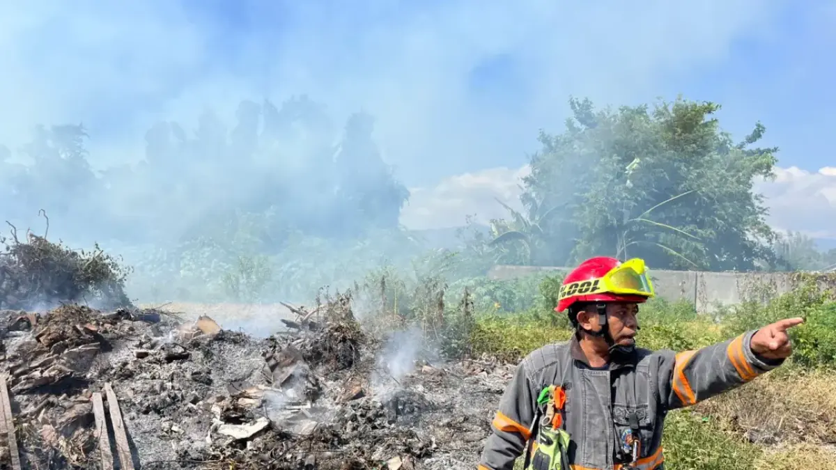 PADAMKAN API: Petugas pemadam kebakaran saat berjibaku memadamkan api di lahan milik Hotel Palu Golden. FOTO: TASWIN