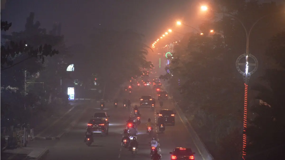 Ilustrasi Suasana malam di Kota Pontianak diselimuti kabut asap tebal. (MIFTAHUL KHAIR/PONTIANAK POST)