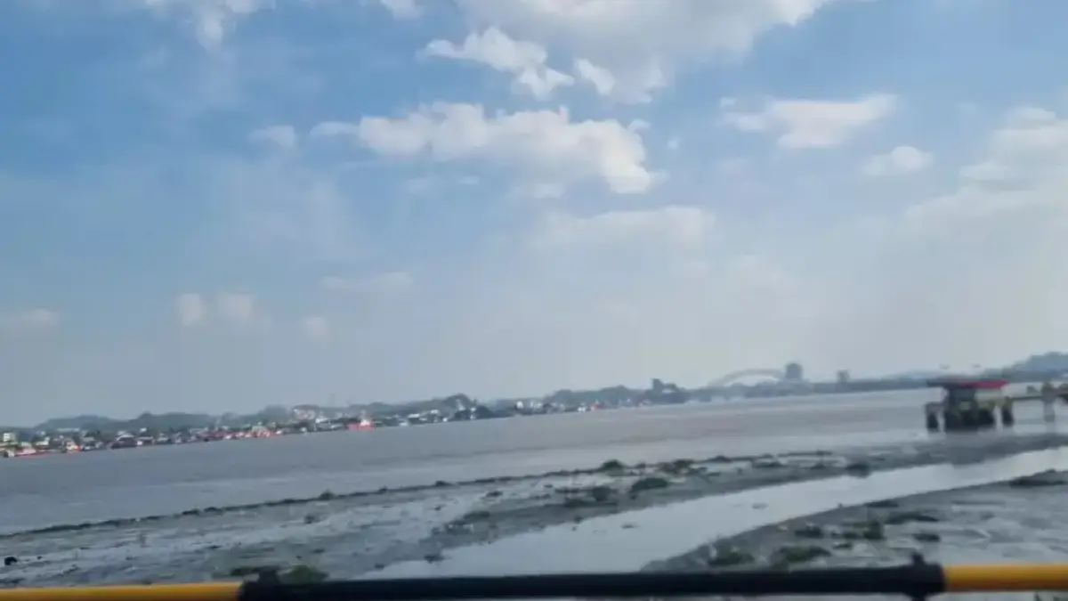 Sungai Mahakam surut dan kering.