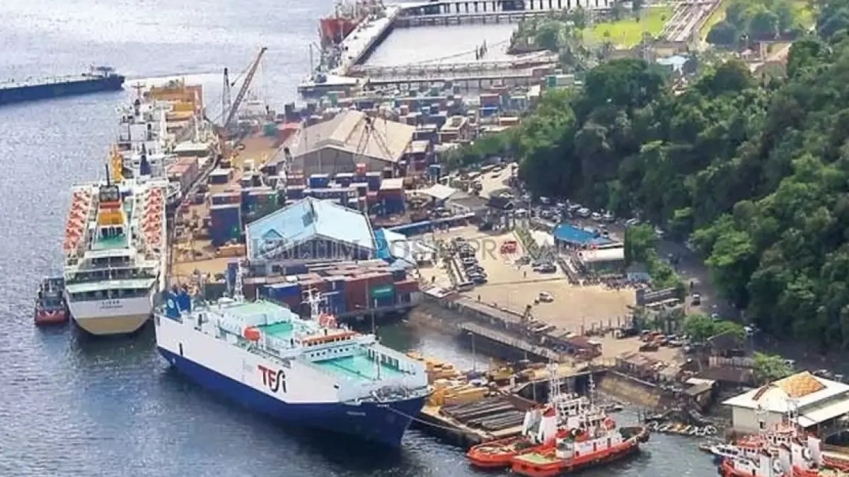 Pelabuhan Semayang, Balikpapan. Tiket pesawat yang mahal membuat jalur transportasi laut jadi andalan warga.