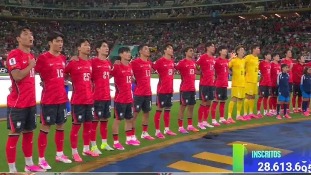 Timnas Korsel dengan pemain yang bersepatu pink.