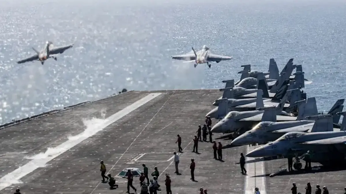 Dua jet tempur F/A-18 Super Hornet milik Angkatan Laut AS lepas landas dari geladak penerbangan kapal induk kelas Nimitz, USS Abraham Lincoln, selama Operasi Epic Fury.(U.S. NAVY/Planet Pix via ZUMA Press Wire/dpa)